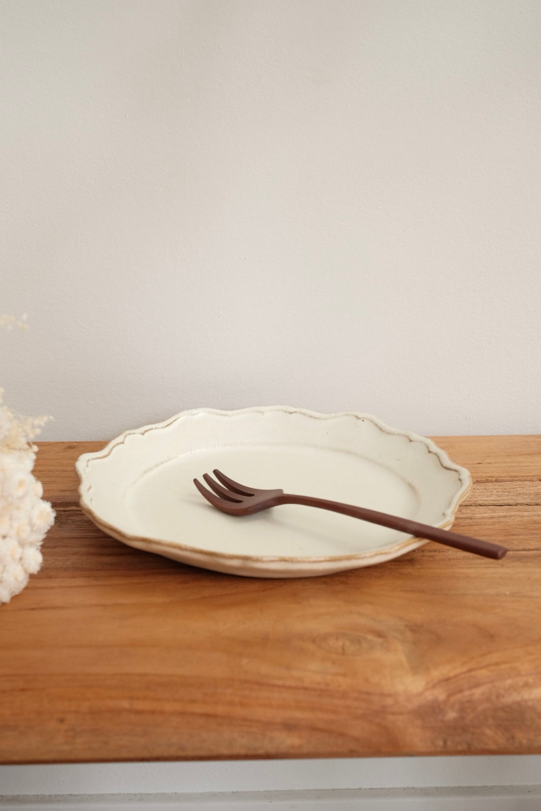 Mashiko Pottery Minimalist lace-edged plate