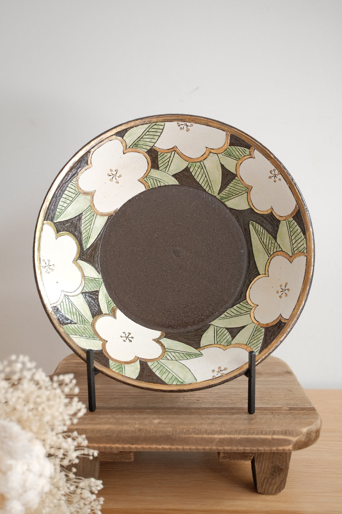 Cool Banana Black Pottery with Gold Detailing Round Deep Plate