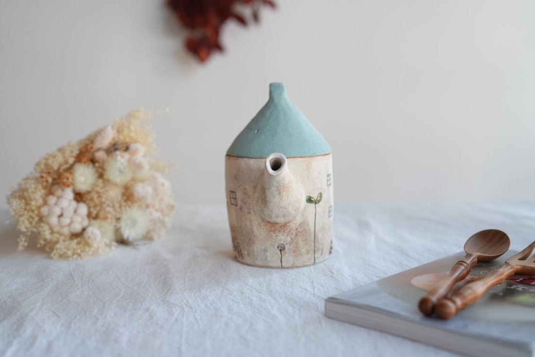 Akemi Suzuki 鈴木明美 - White Wall Collection Teapot AS24