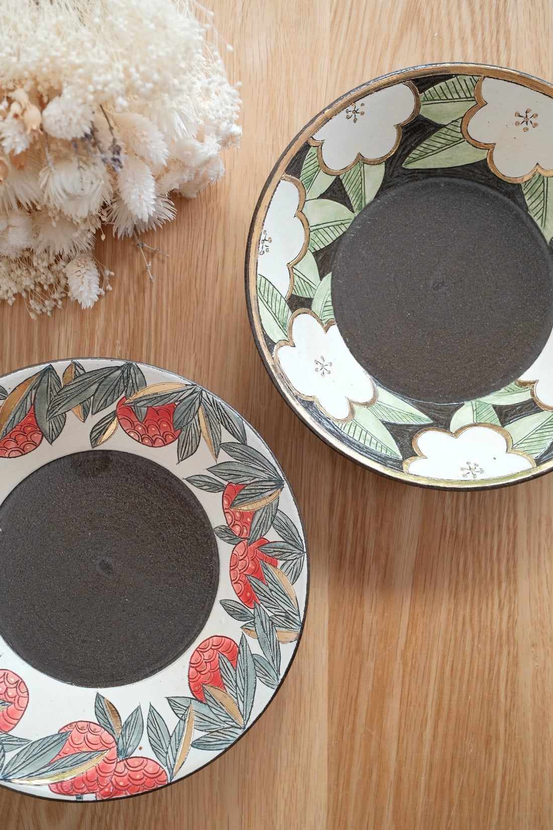 Cool Banana Black Pottery with Gold Detailing Round Deep Plate