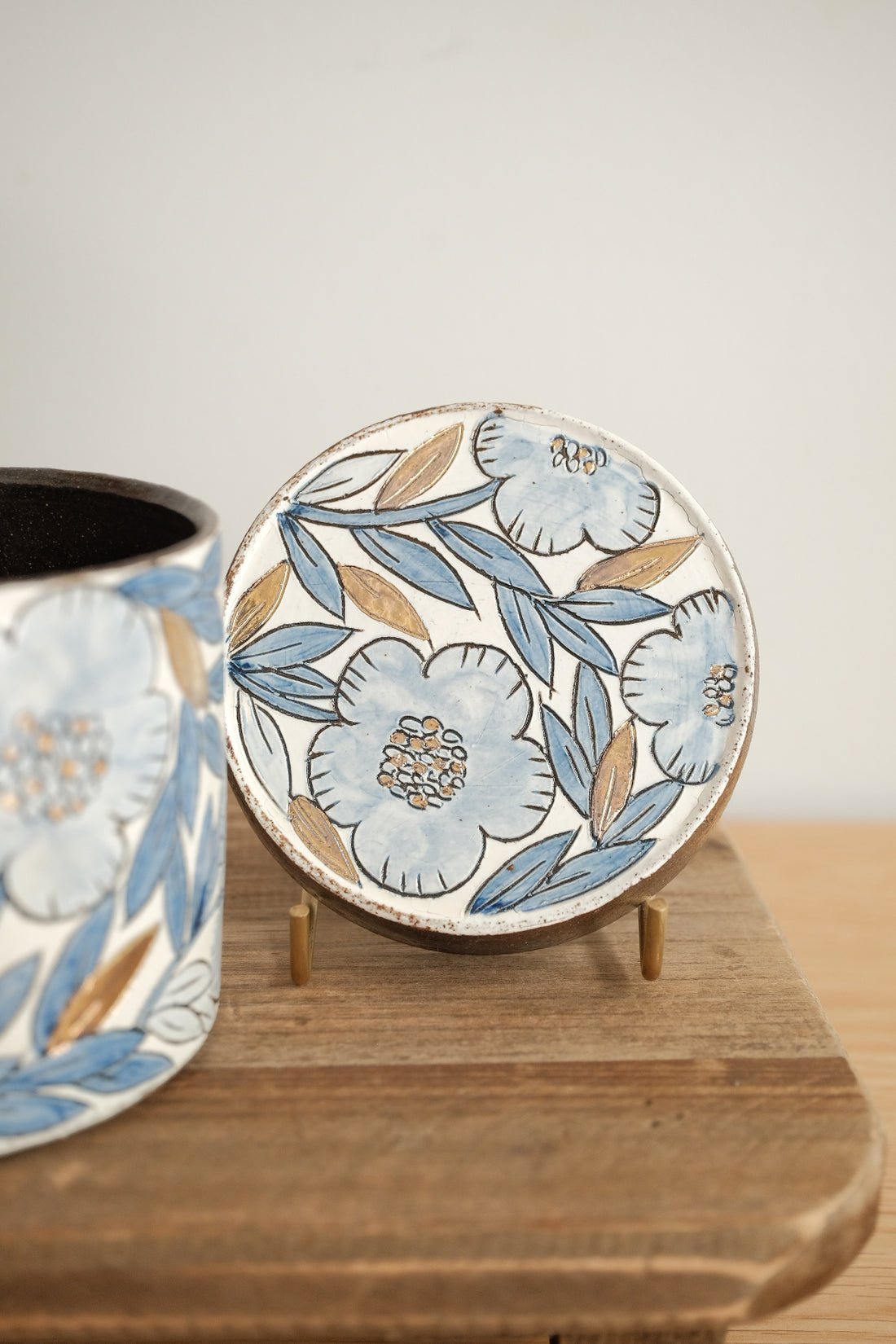 Cool Banana Black Pottery with Gold Detailing Mug with Lid