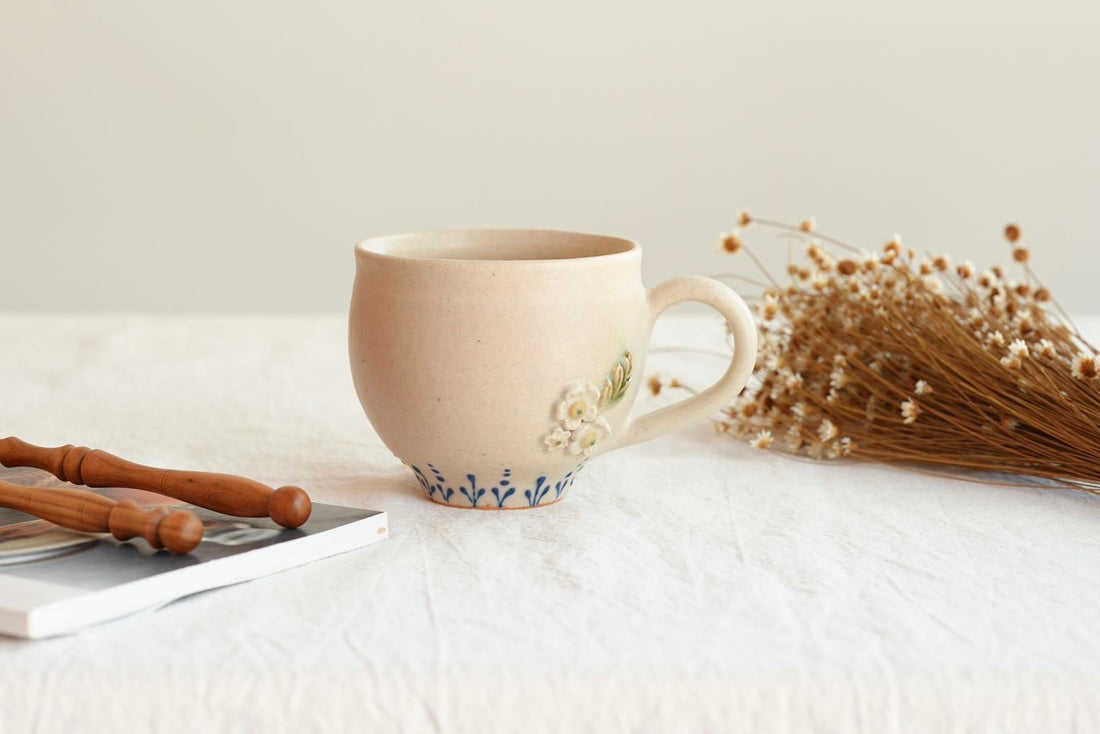 谷口なづみ Flower Embossed Ceramic Mug - Blue Pattern