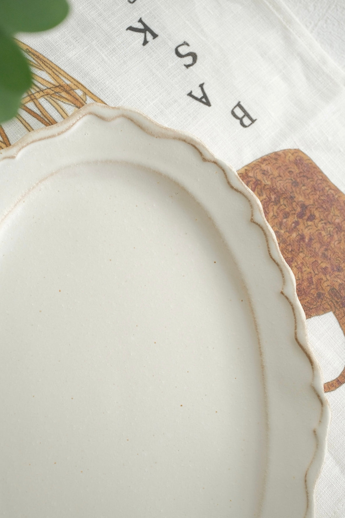 Mashiko Pottery Minimalist lace-edged plate