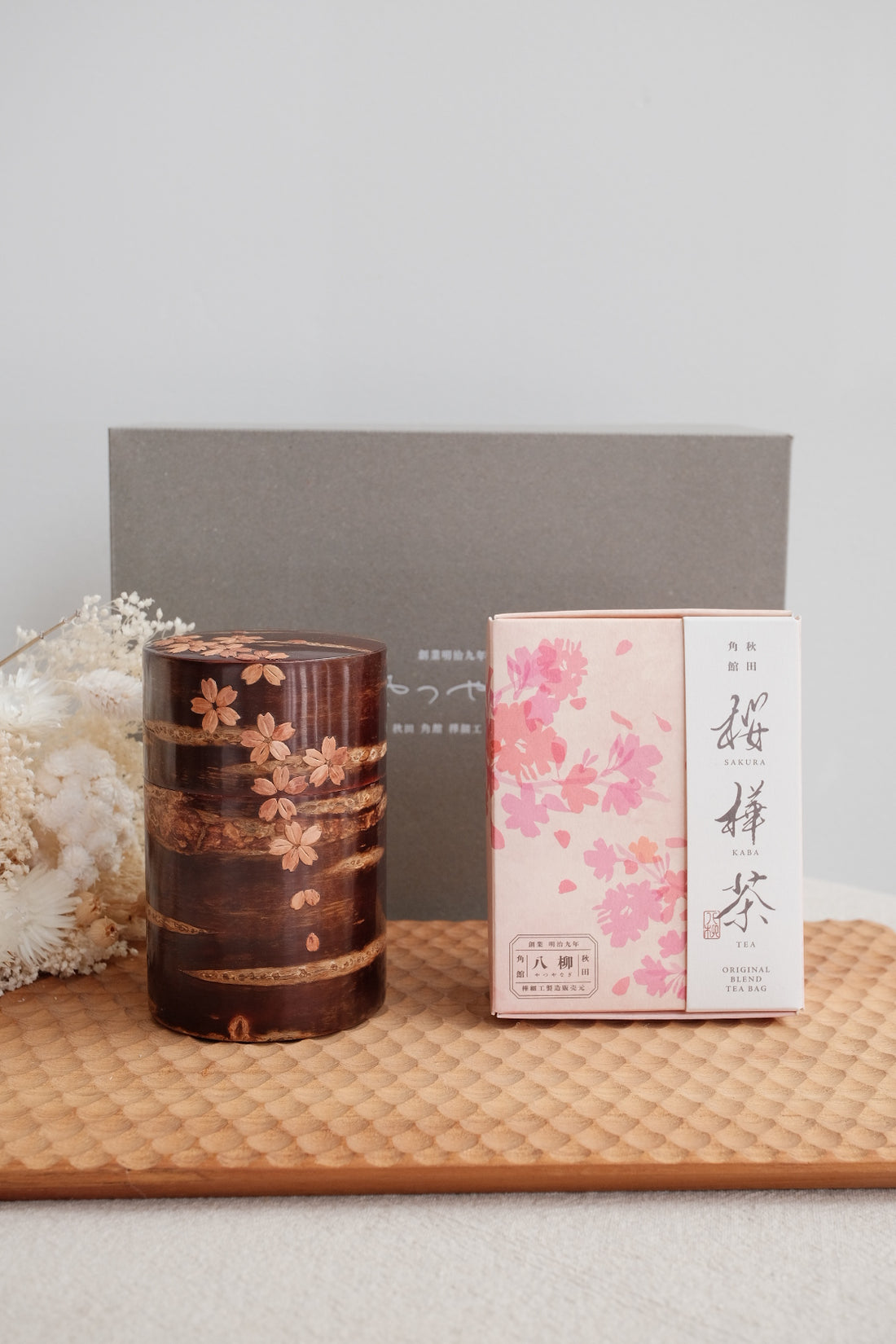 Yatsuyanagi Inlay Falling Sakura Akita Cherry Bark Work Tea Canister Gift Box
