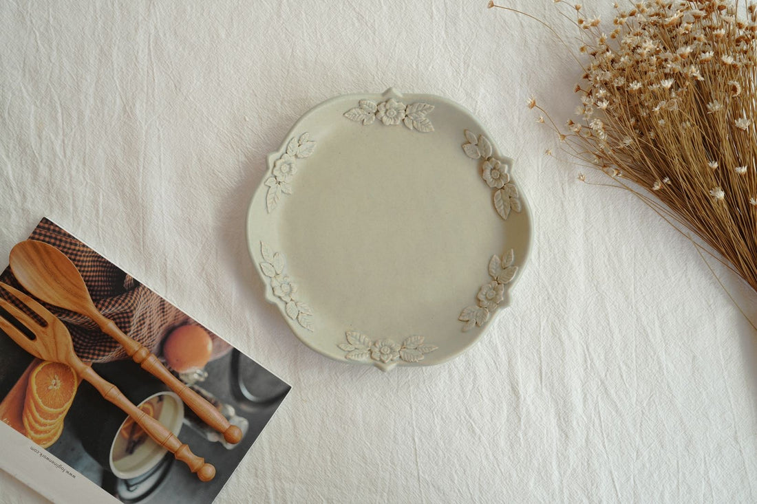 谷口なづみ Flower Embossed Ceramic Plate - Single Color
