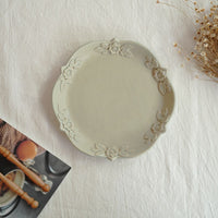 谷口なづみ Flower Embossed Ceramic Plate - Single Color