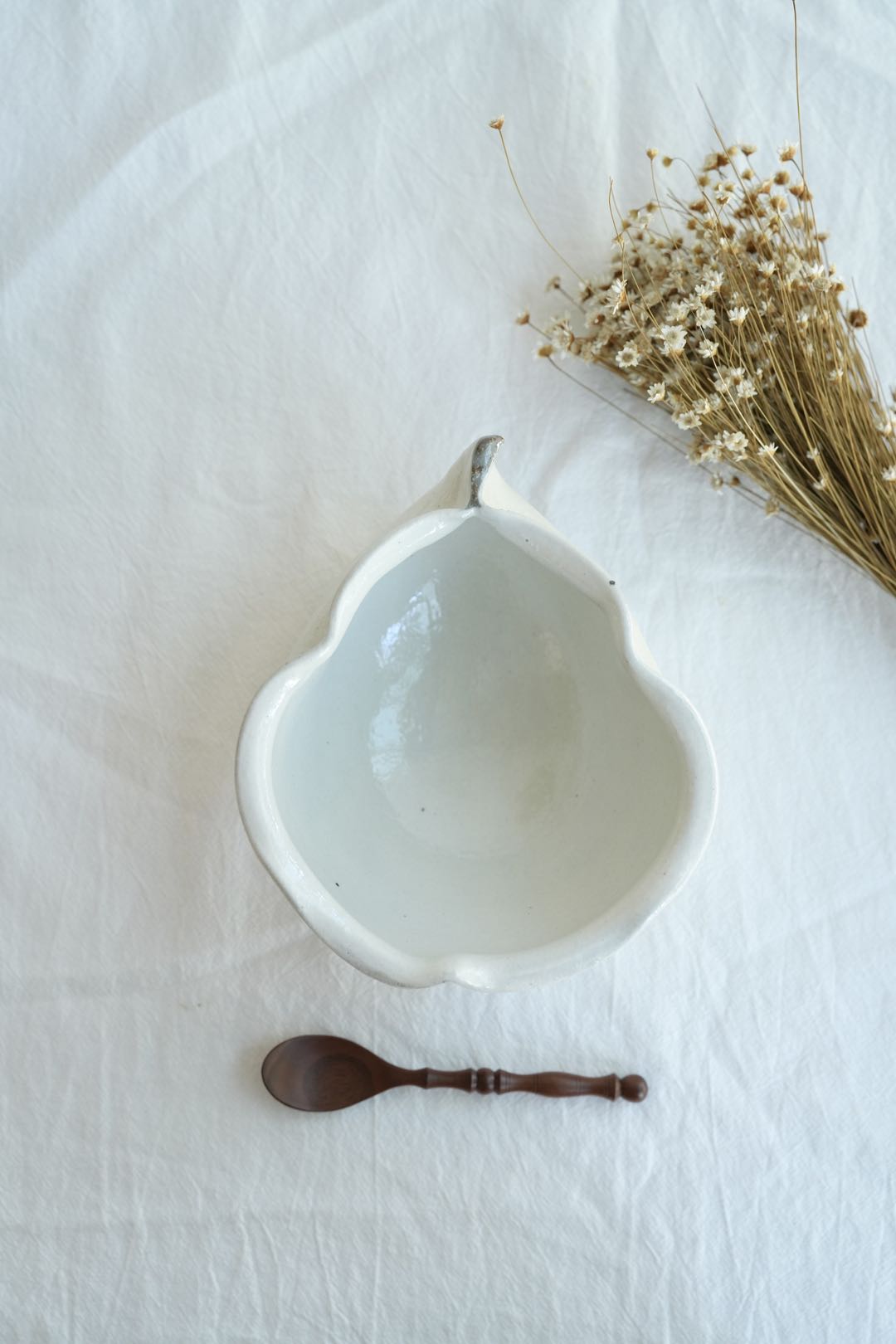 Hirokazu Furutani 古谷浩一 -  White Pear Shaped 19cm Bowl HF20