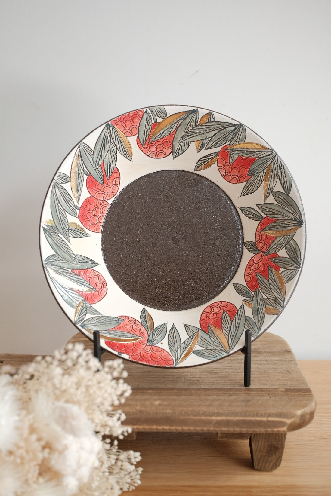 Cool Banana Black Pottery with Gold Detailing Round Deep Plate