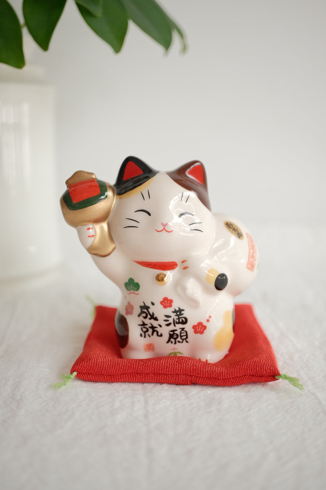 薬師窯 Maneki Neko Lucky Cat Ornament - Fortune Bag