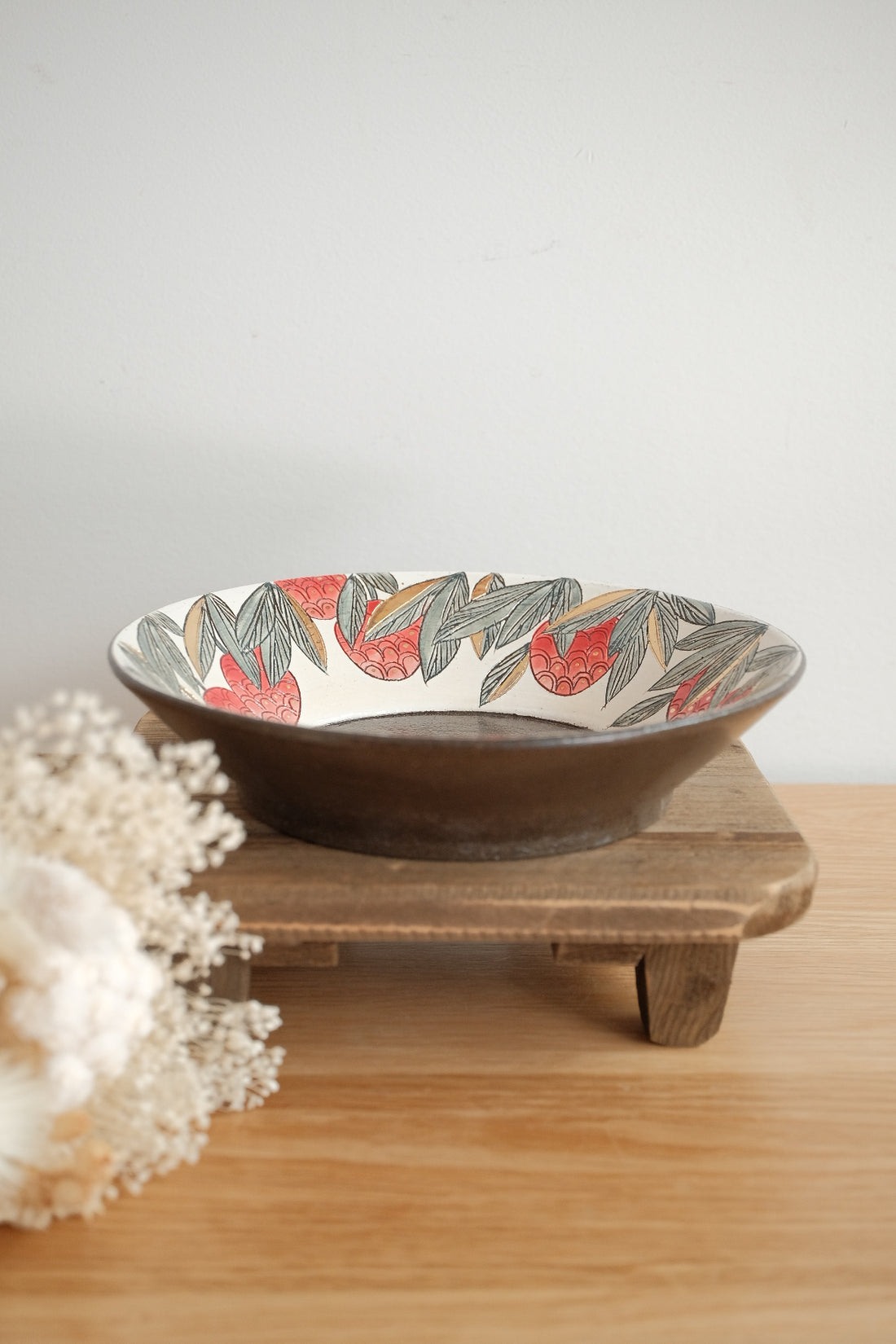 Cool Banana Black Pottery with Gold Detailing Round Deep Plate