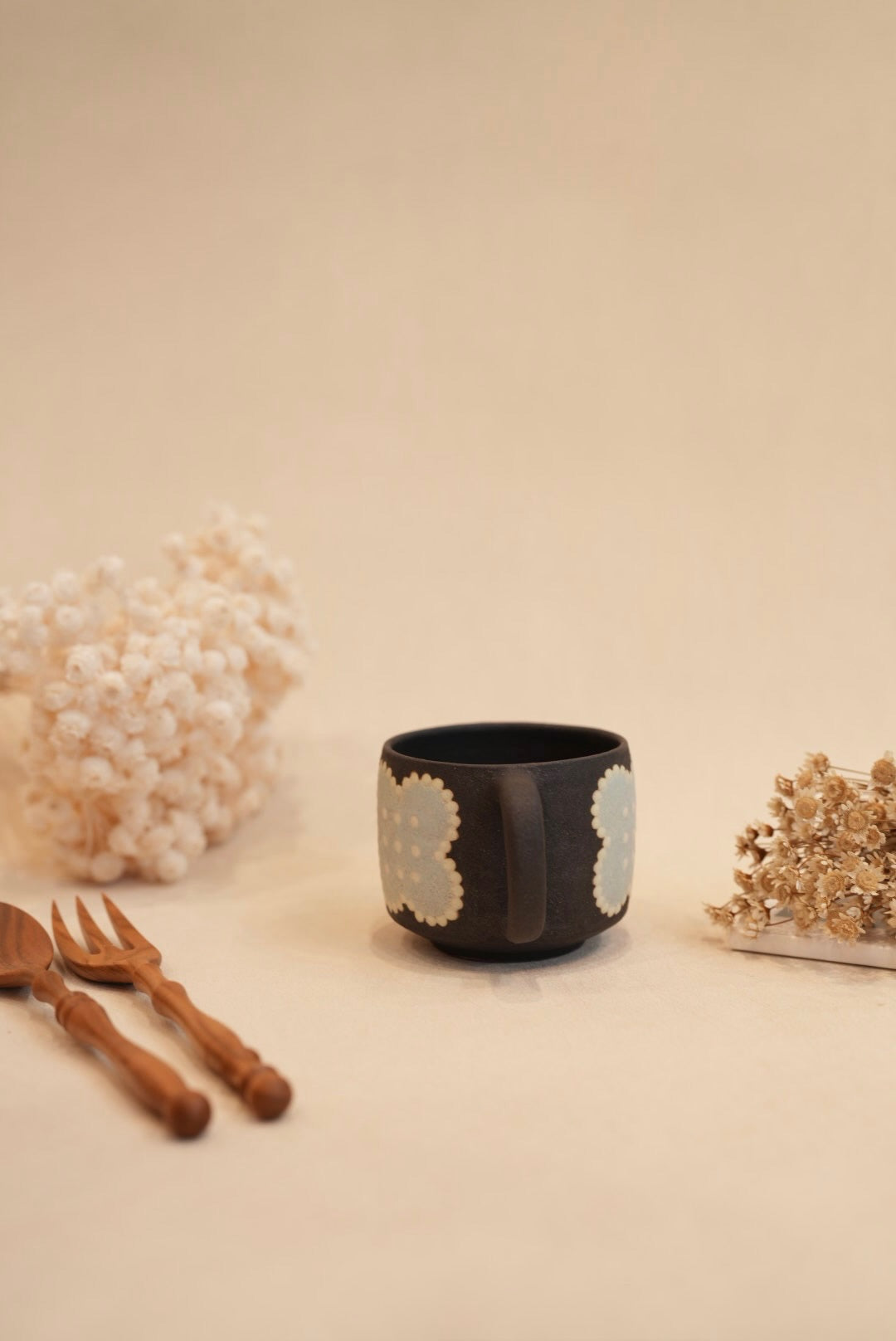 Kei Mitsumochi ミツ持啓 Flower with Black Background Mug - Blue KM65