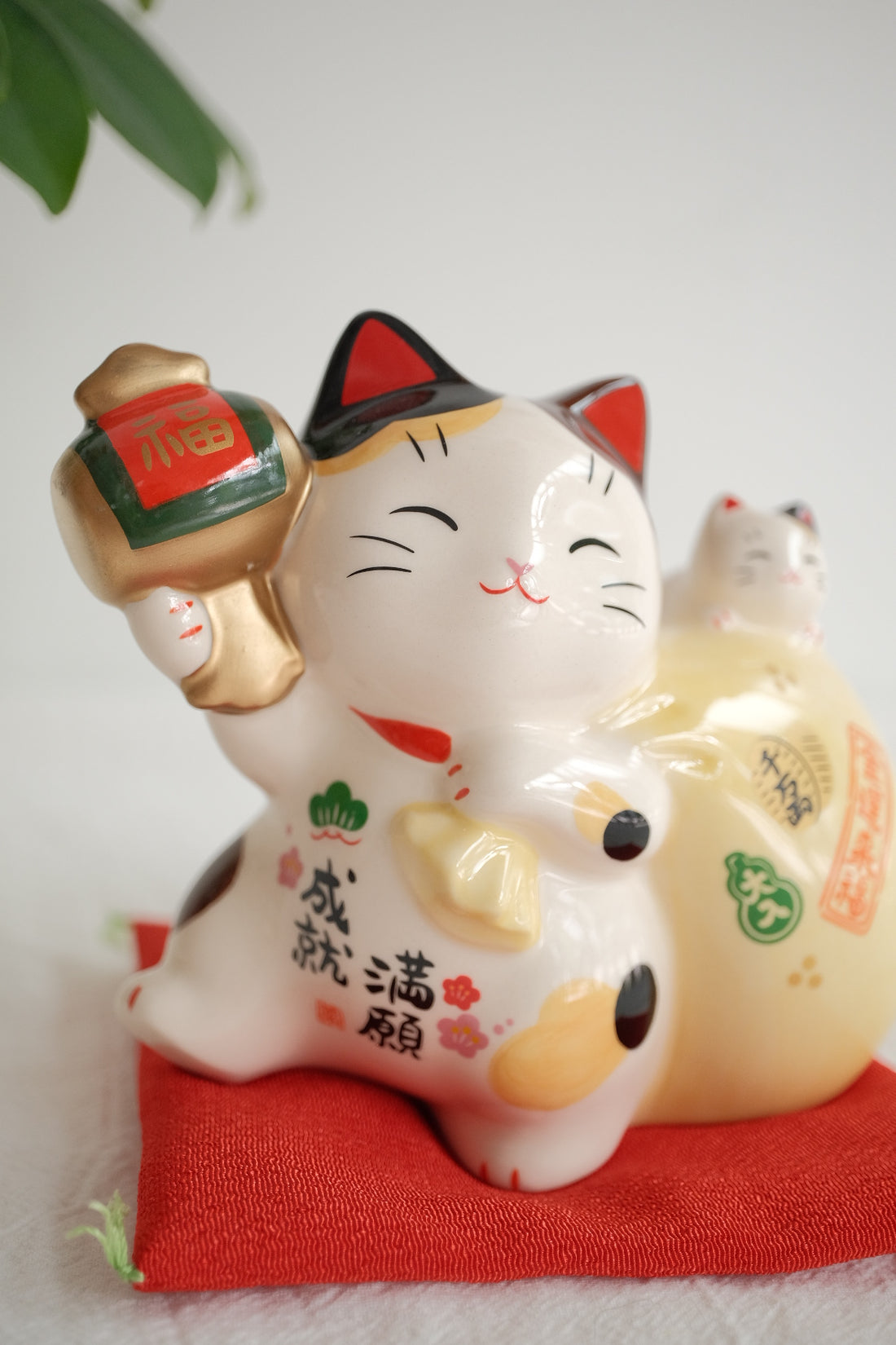 薬師窯 Maneki Neko Lucky Cat Ornament - Fortune Bag