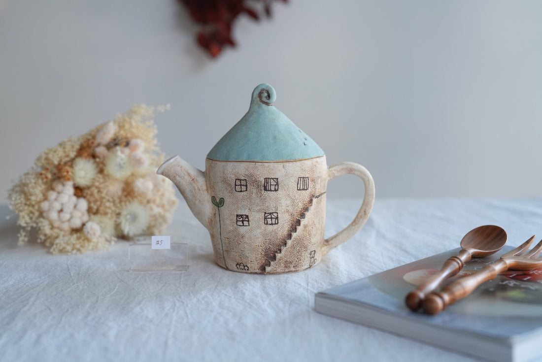 Akemi Suzuki 鈴木明美 - White Wall Collection Teapot AS24