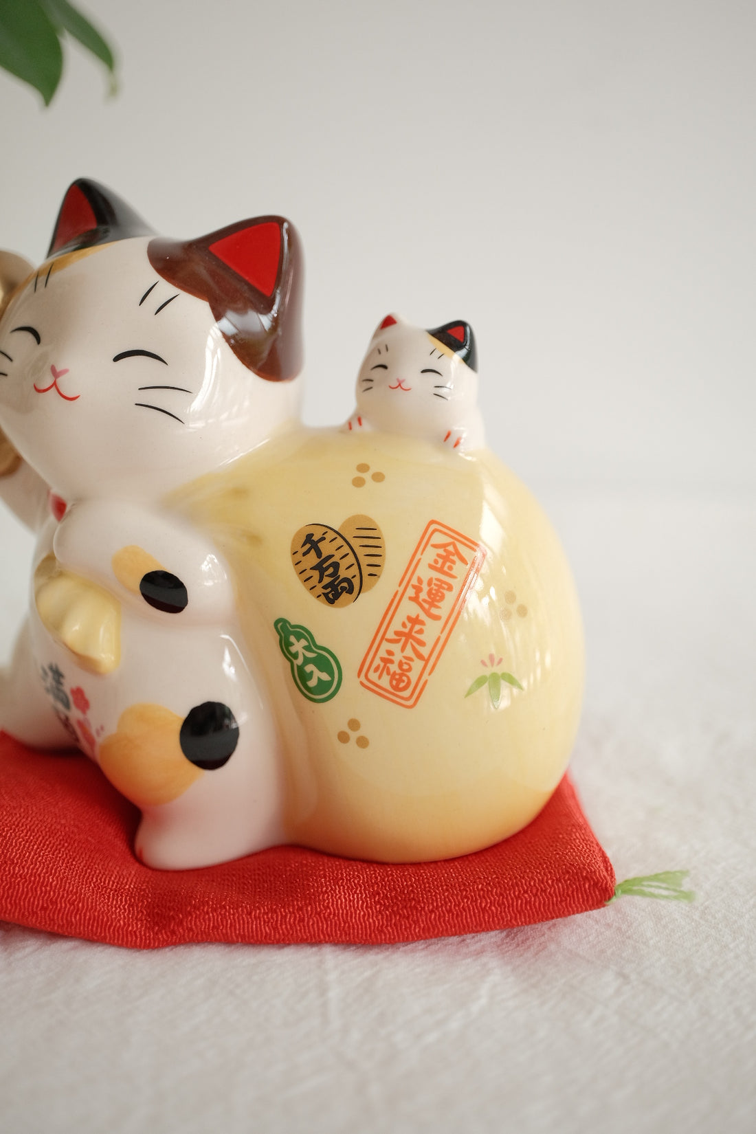 薬師窯 Maneki Neko Lucky Cat Ornament - Fortune Bag