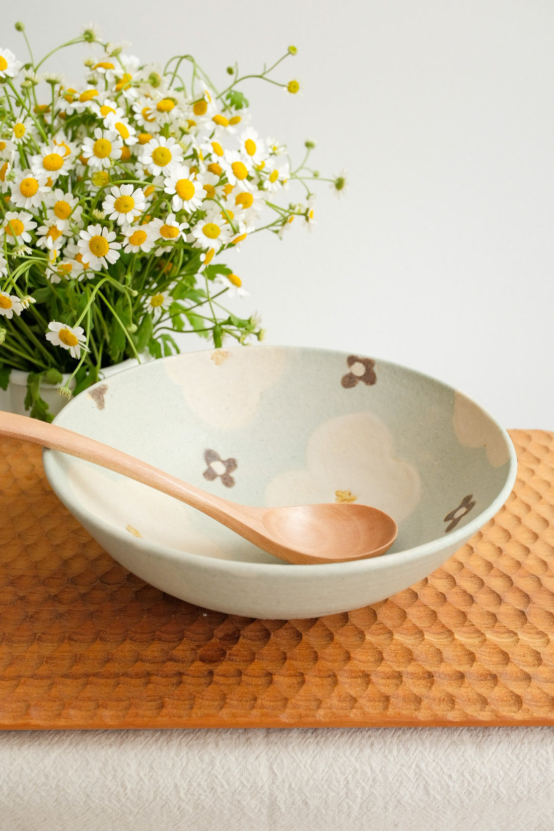 Makiko Okizawa 冲澤真纪子- White Flower Medium Bowl MA11