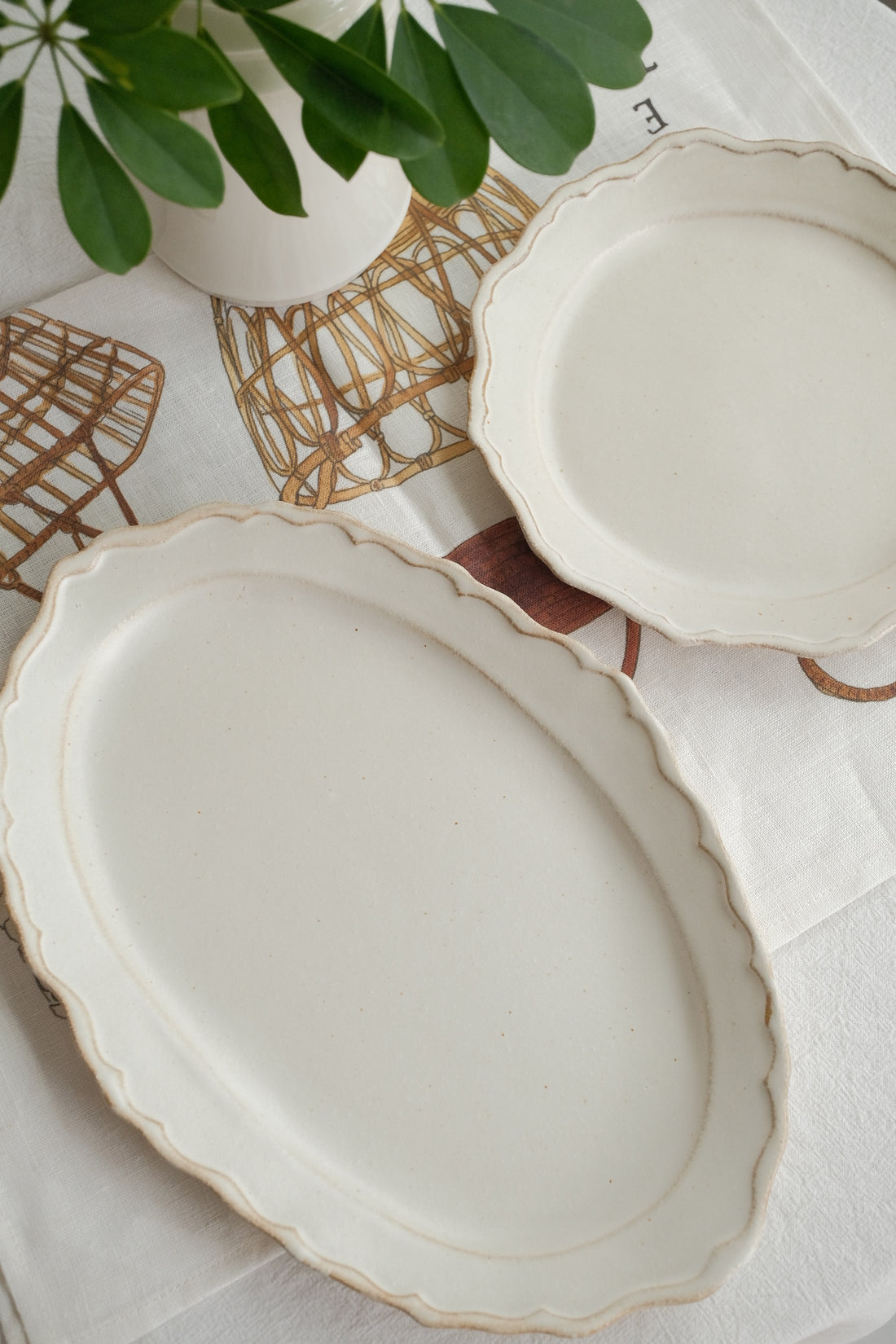 Mashiko Pottery Minimalist lace-edged plate