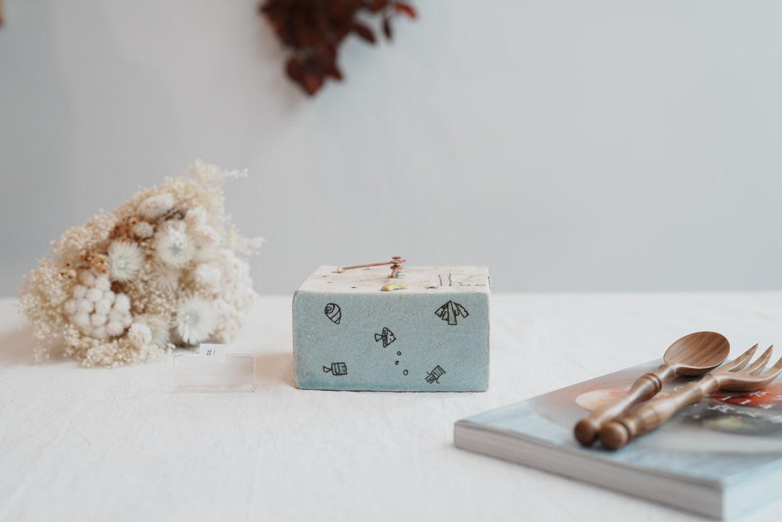 Akemi Suzuki 鈴木明美 - White Wall Collection Clock AS23