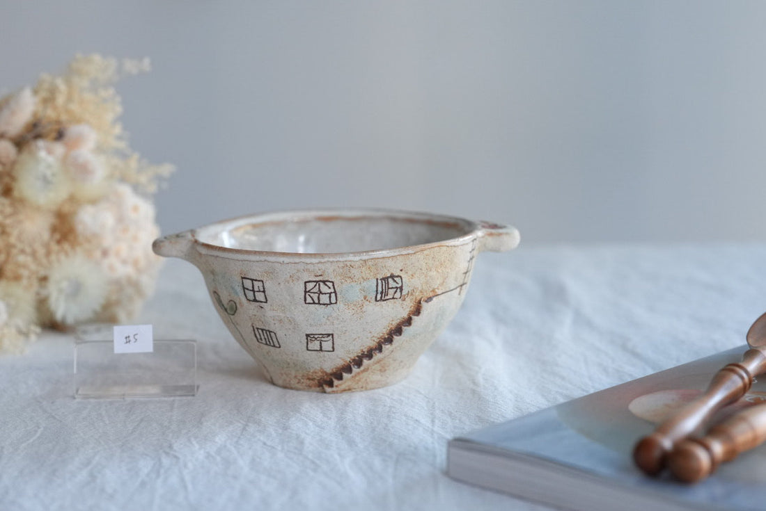 Akemi Suzuki 鈴木明美 - White Wall Double Handled Bowl AS09