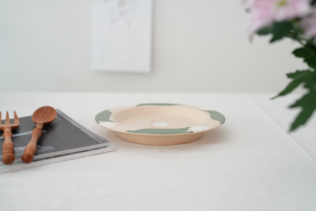 Shirogarasu Studio White Tulip Small Round Plate