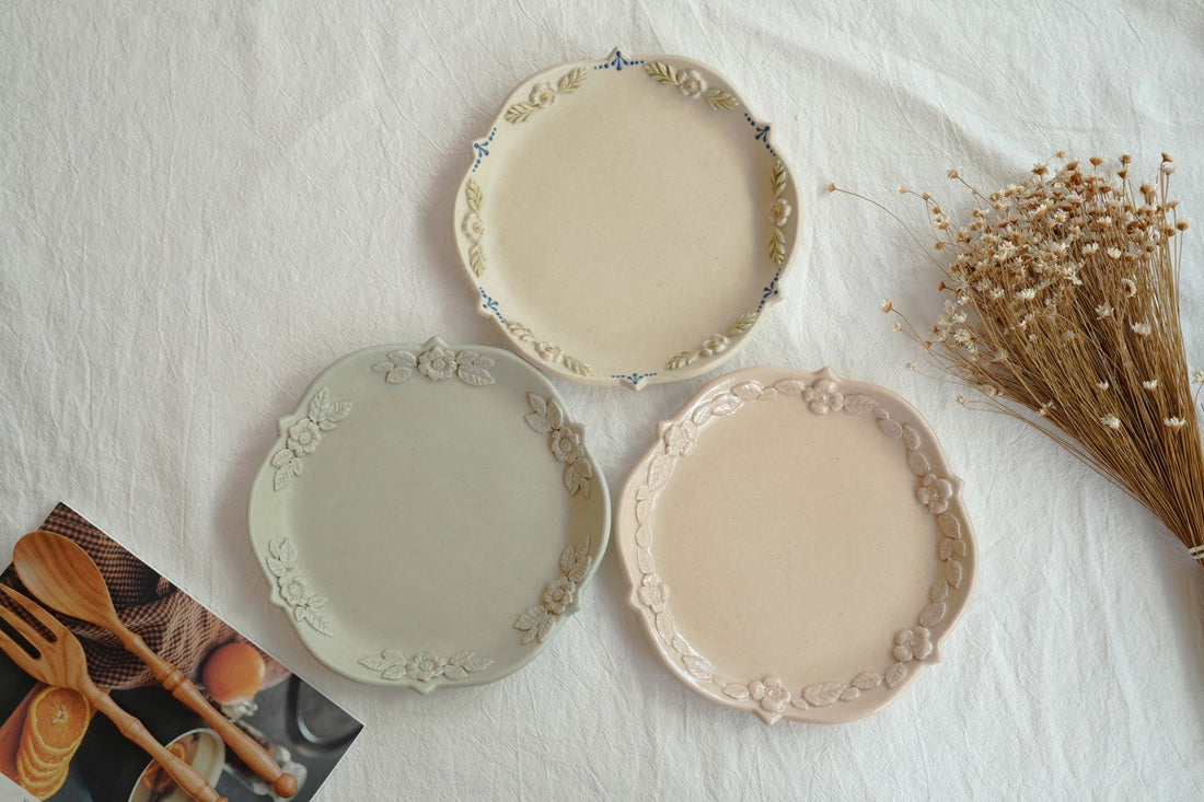 谷口なづみ Flower Embossed Ceramic Plate - Single Color