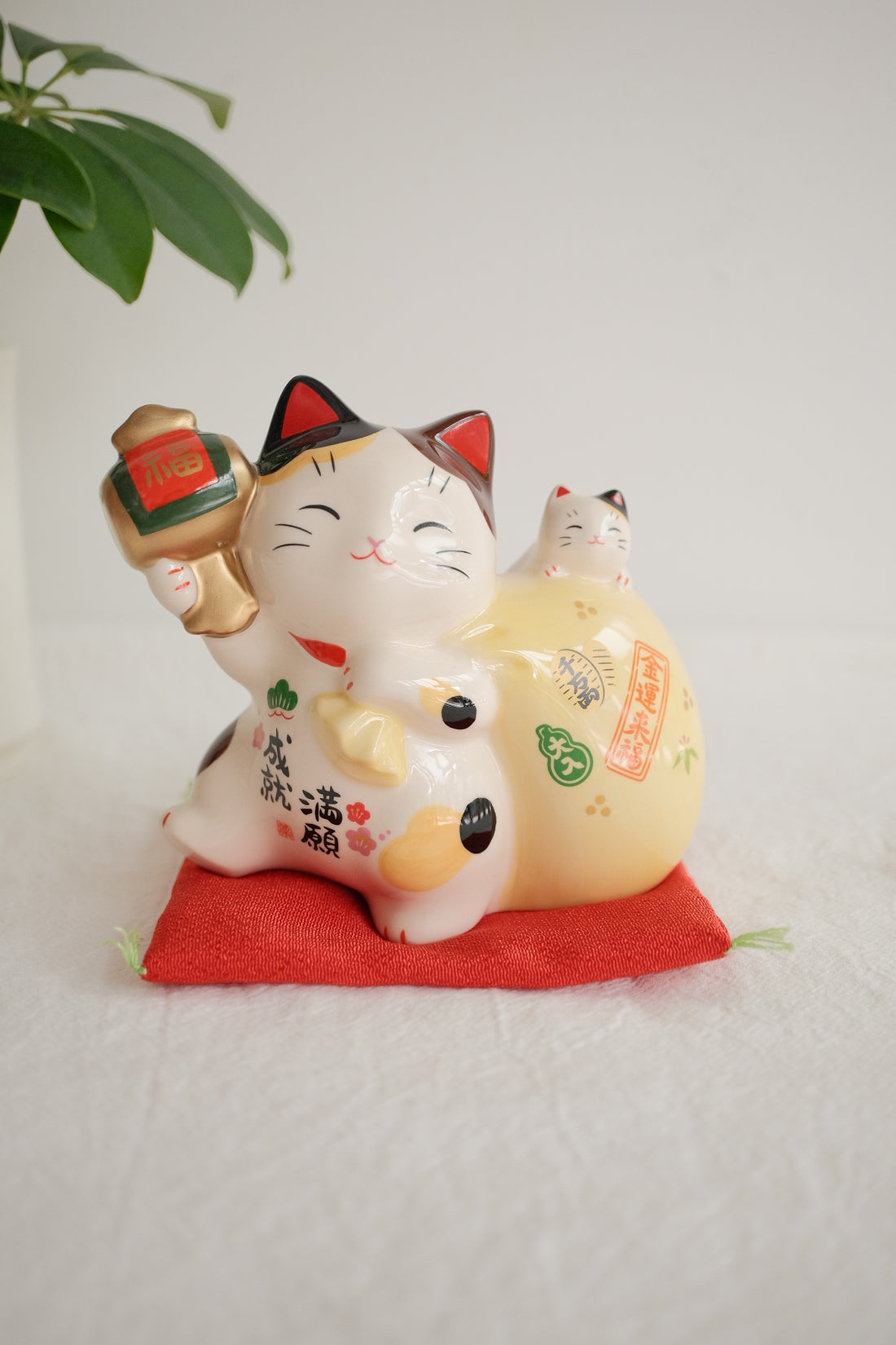 薬師窯 Maneki Neko Lucky Cat Ornament - Fortune Bag