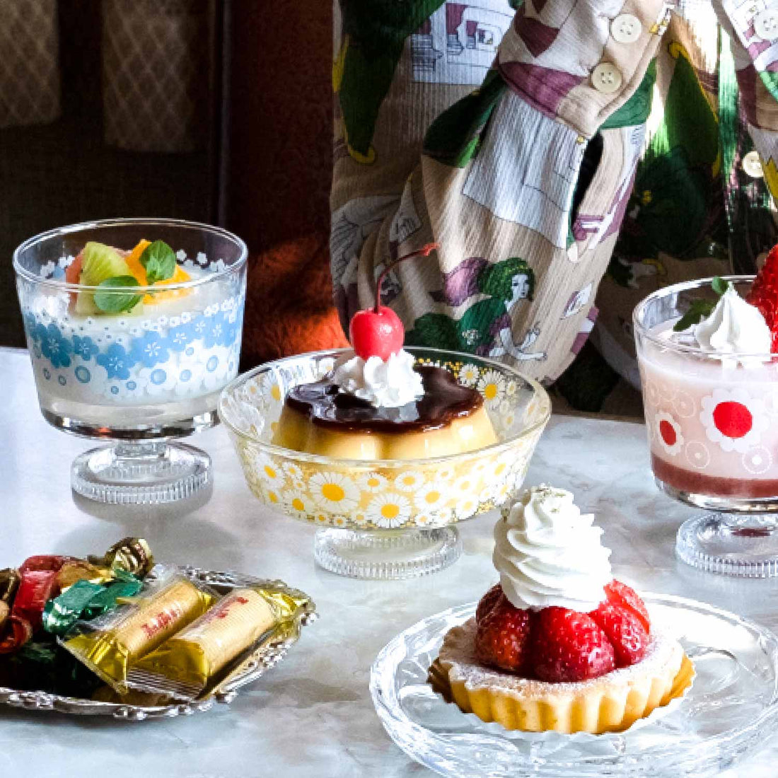 Aderai Glass Retro Pedestal Shallow Dessert Bowl - Blue Balloon