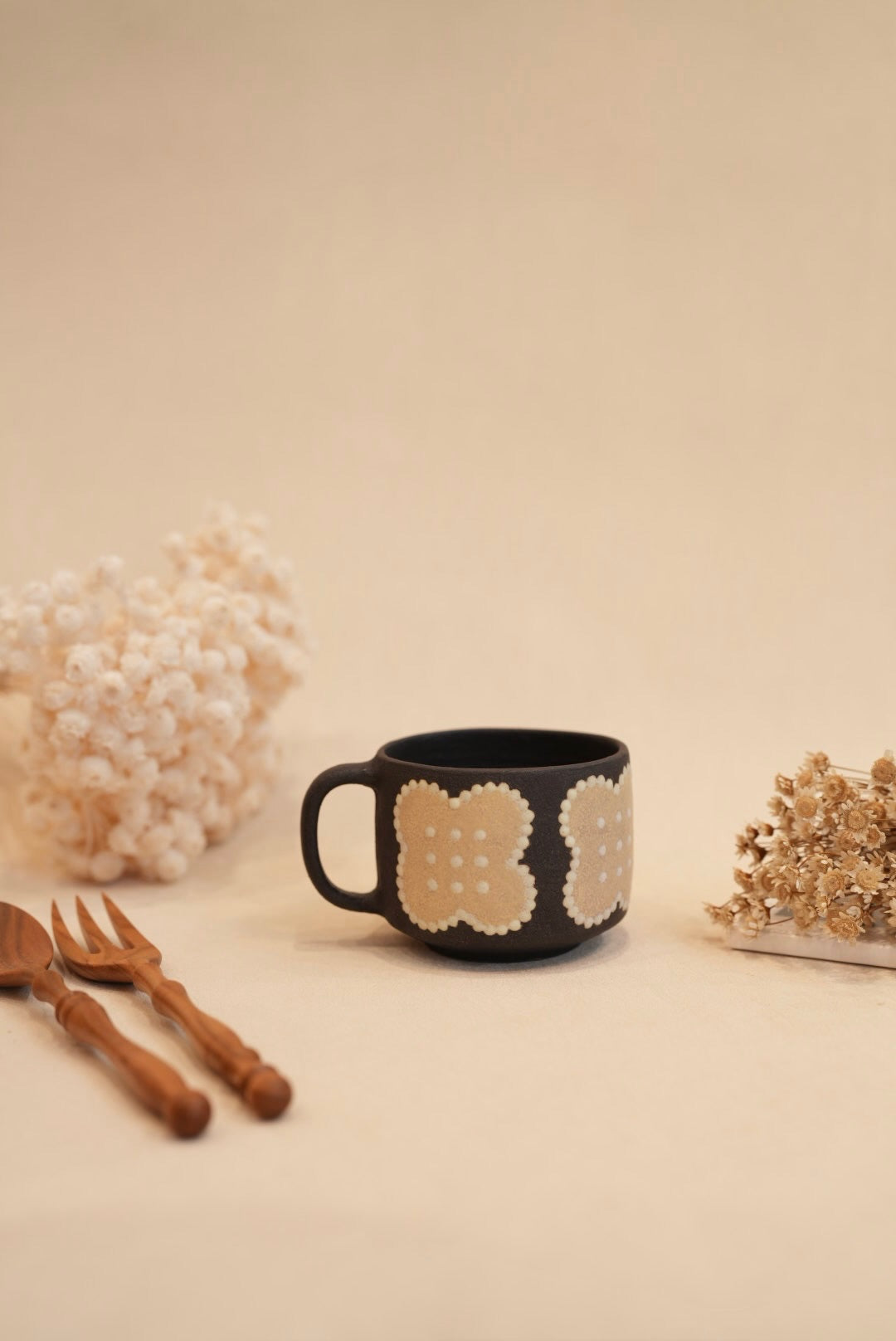 Kei Mitsumochi ミツ持啓 Flower with Black Background Mug - Cream KM63