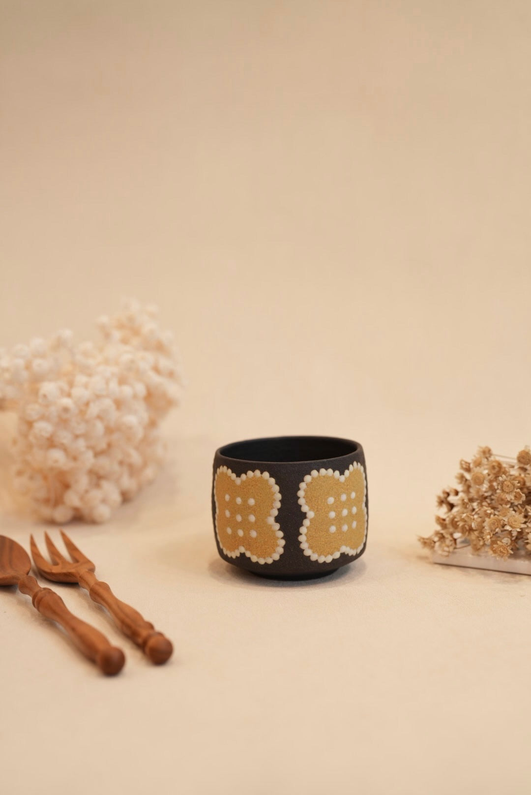 Kei Mitsumochi ミツ持啓 Flower with Black Background Mug - Yellow KM60