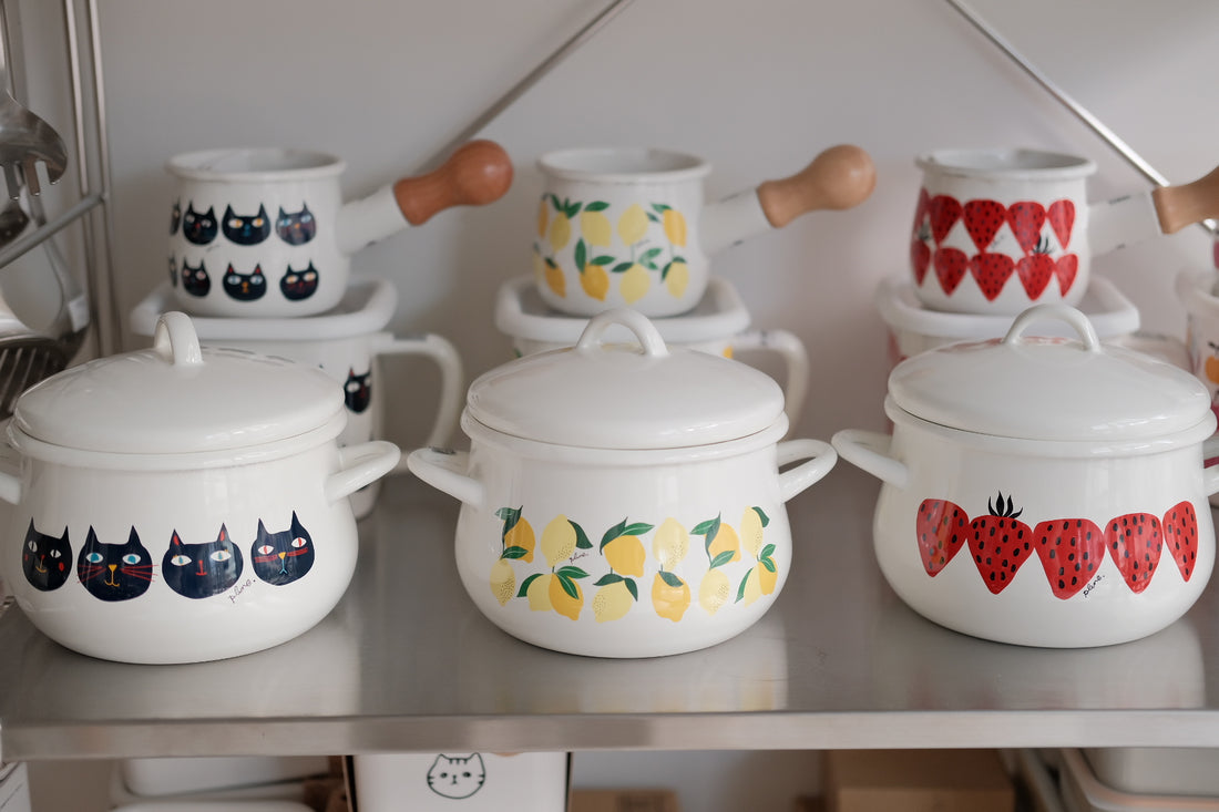 Plune Enamel Two-Handed Pot - Cat