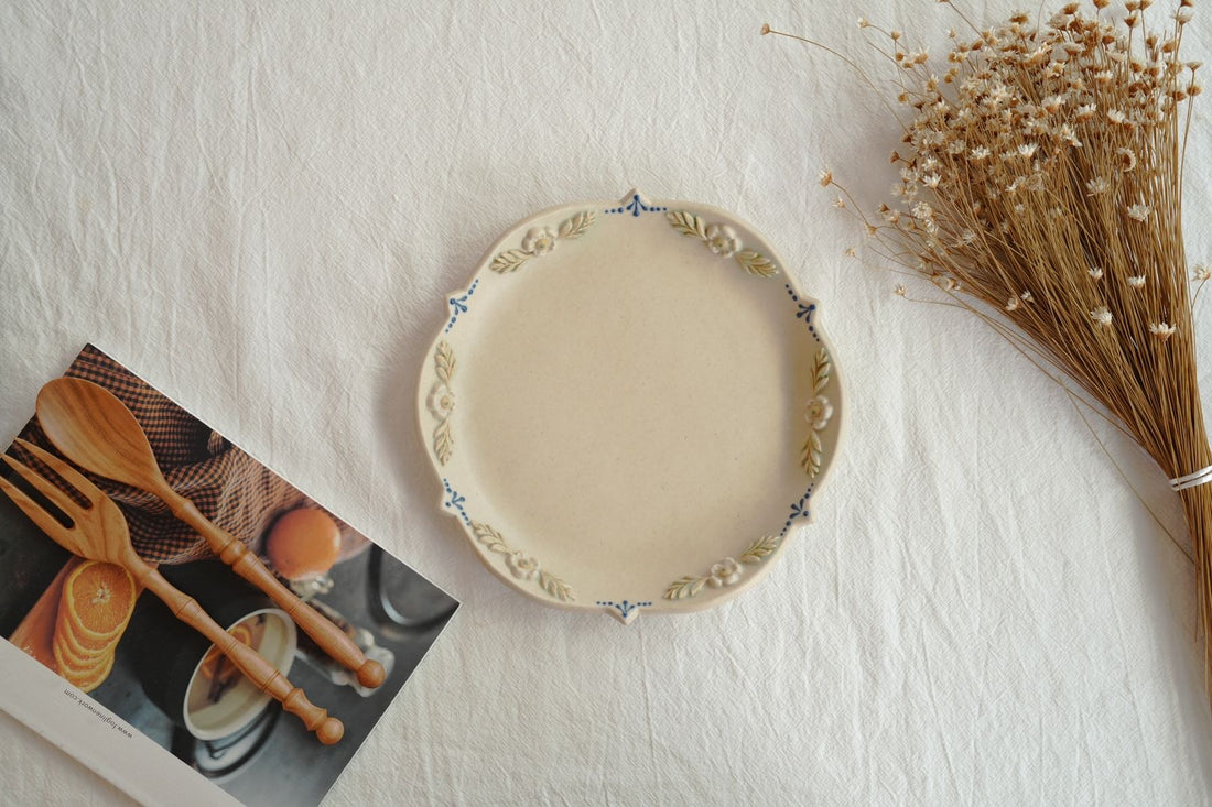 谷口なづみ Blue Flower Embossed Ceramic Round Plate