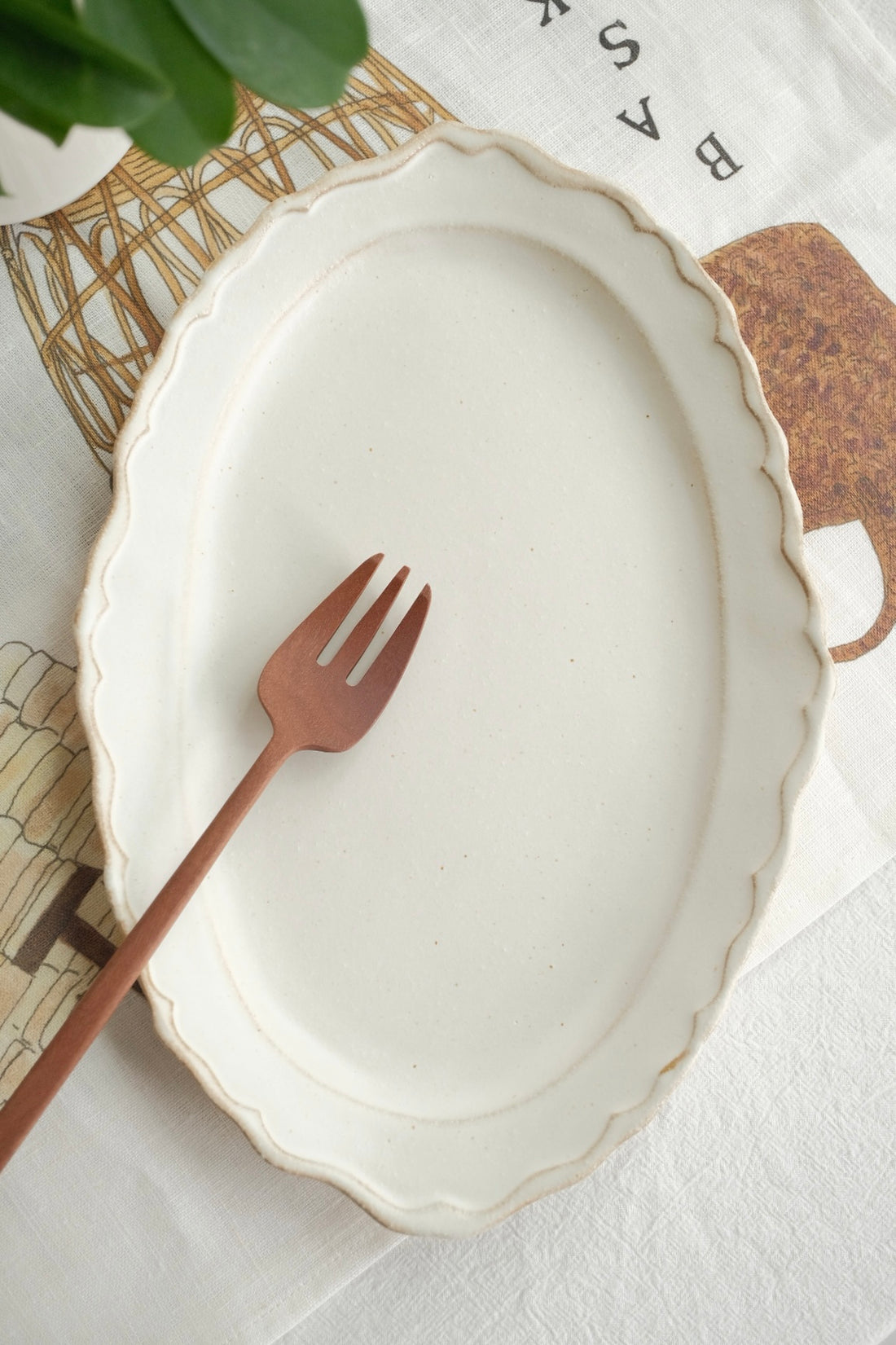 Mashiko Pottery Minimalist lace-edged plate