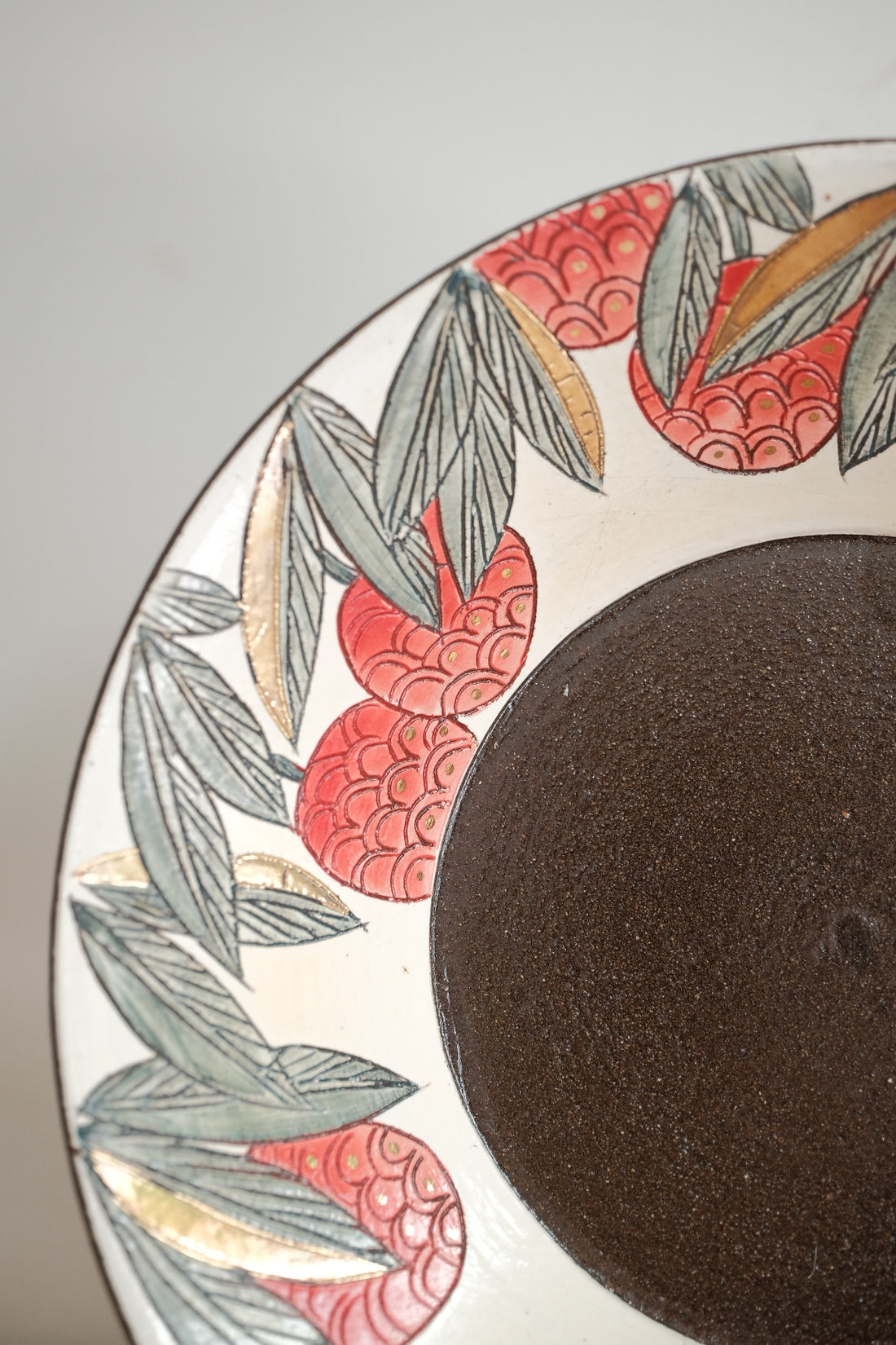 Cool Banana Black Pottery with Gold Detailing Round Deep Plate