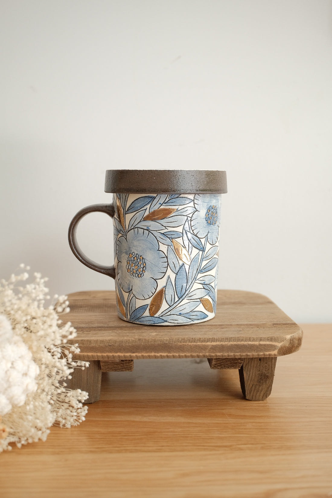 Cool Banana Black Pottery with Gold Detailing Blue Flower Tall Mug with Lid