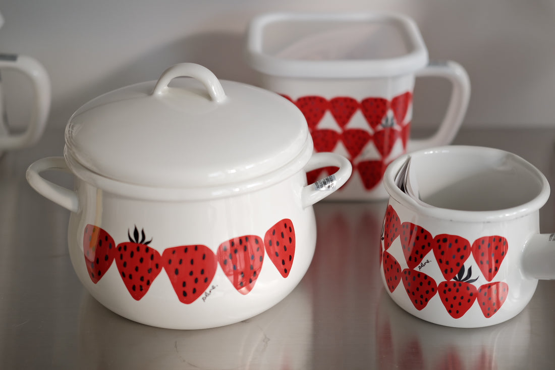 Plune Enamel Two-Handed Pot - Strawberry