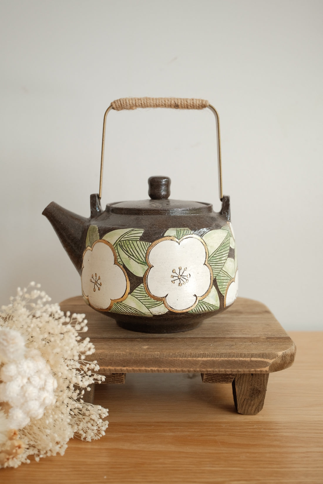 Cool Banana Black Pottery with Gold Detailing Teapot