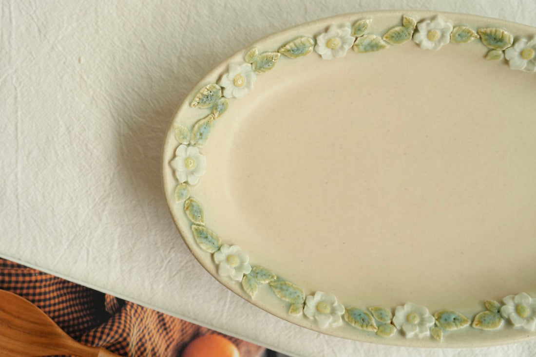 谷口なづみ Flower Embossed Ceramic Oval Plate