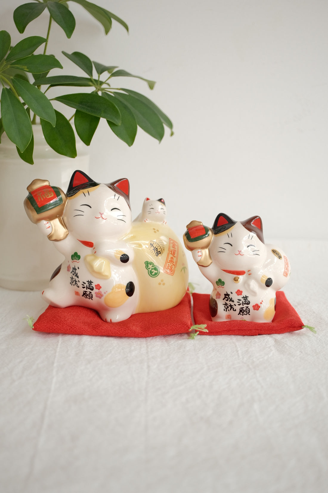 薬師窯 Maneki Neko Lucky Cat Ornament - Fortune Bag