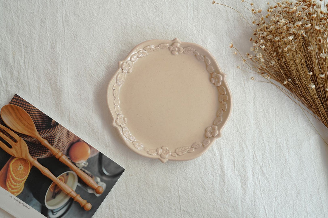 谷口なづみ Flower Embossed Ceramic Plate - Single Color