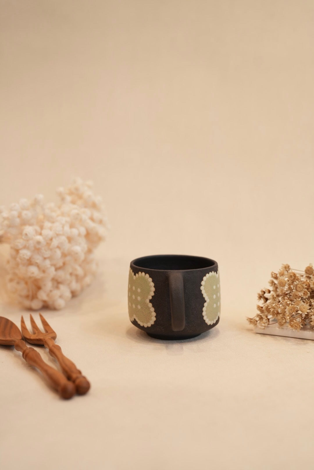 Kei Mitsumochi ミツ持啓 Flower with Black Background Mug - Green KM62