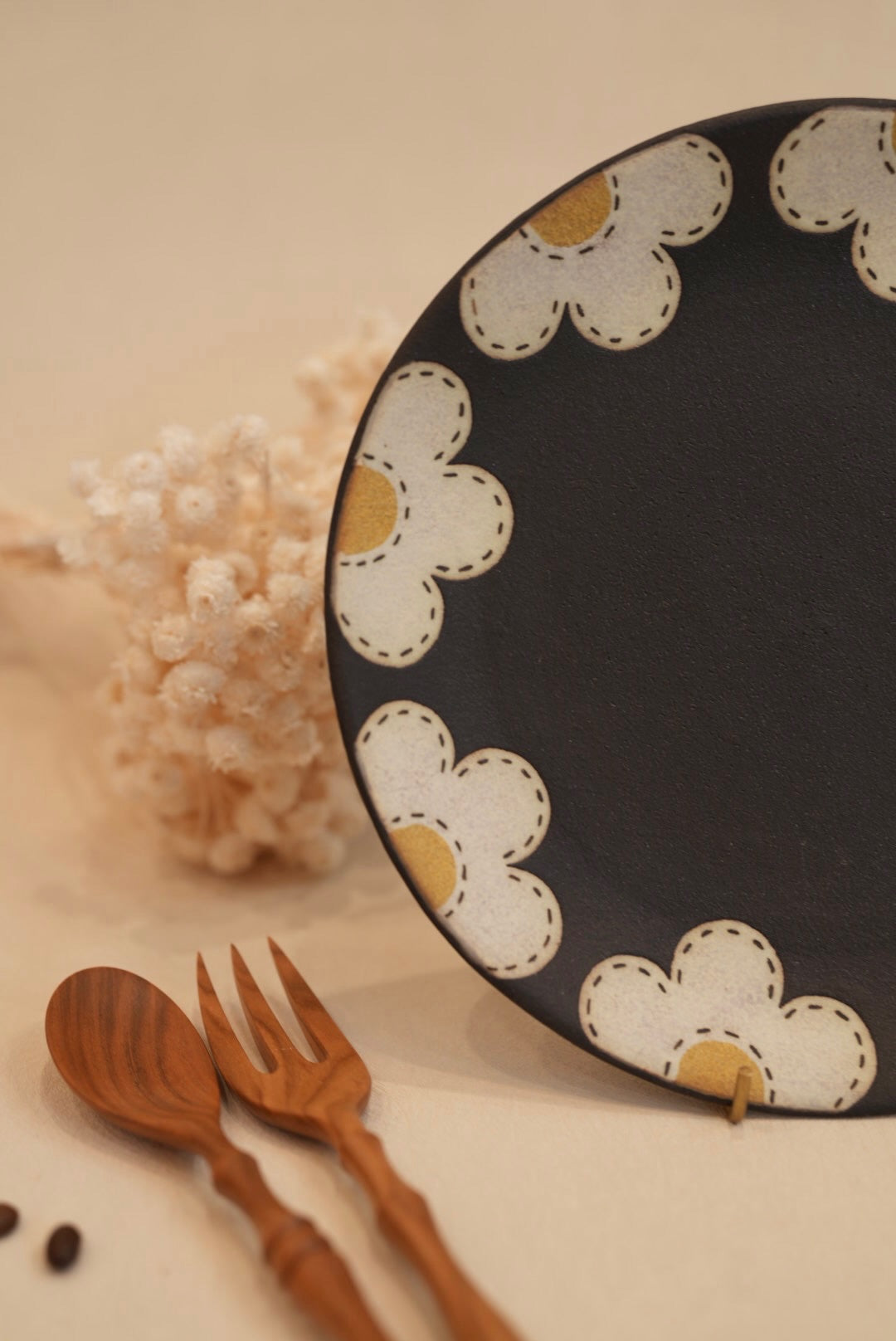 Kei Mitsumochi ミツ持啓 Round Plate - Black Flower KM06
