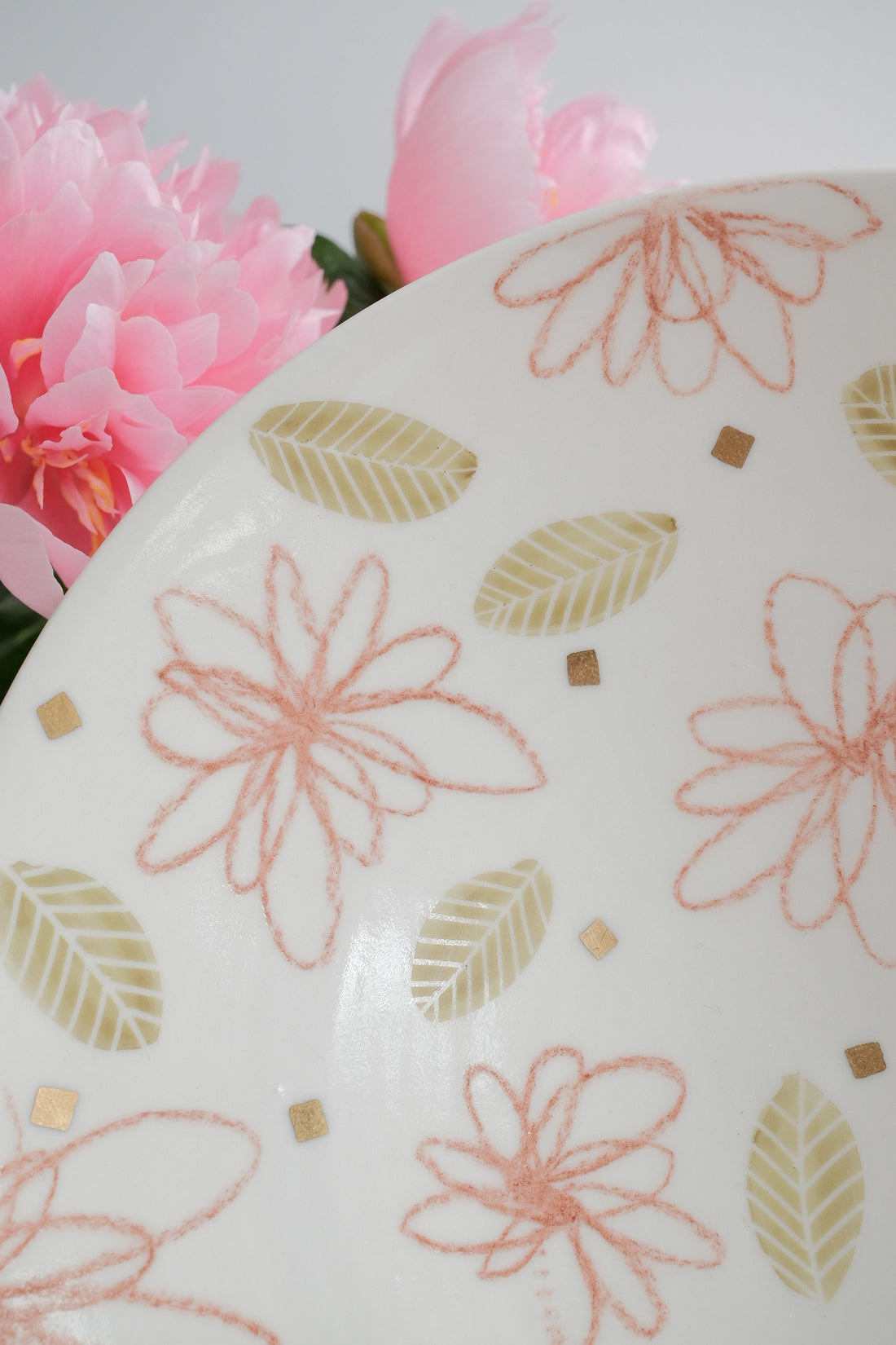 Natsumi Iino 飯野夏實 Large Plate - Crayon Painting NI015