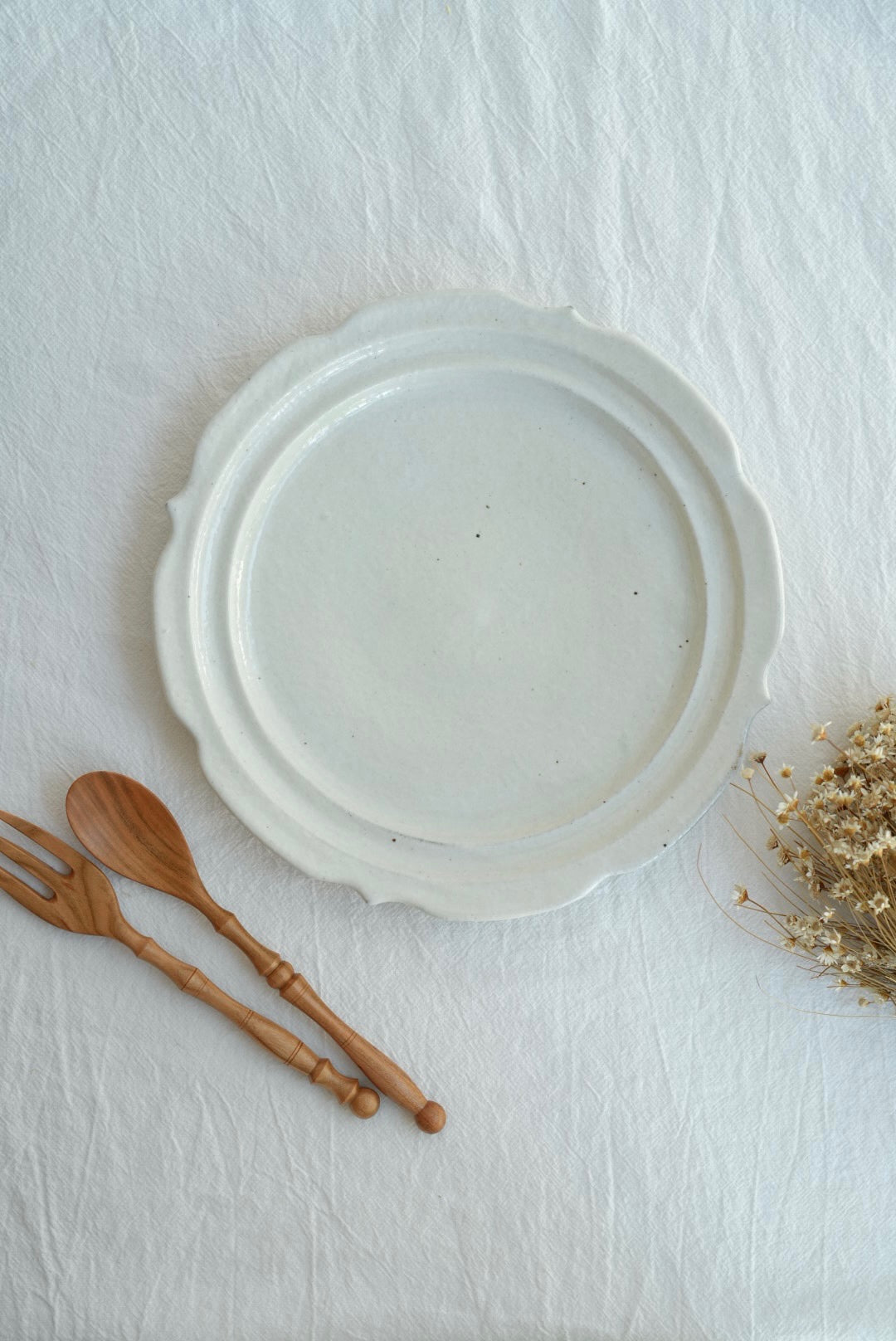 Hirokazu Furutani 古谷浩一 - White Flower Shaped 24.5cm Plate HF03