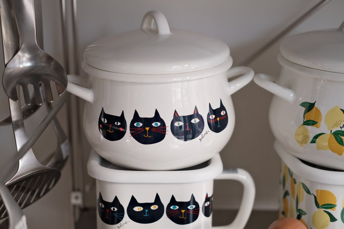 Plune Enamel Two-Handed Pot - Cat