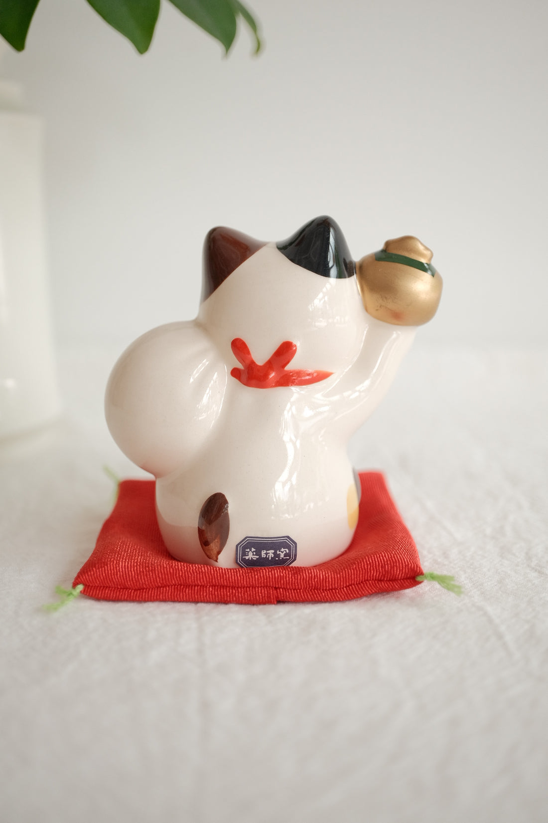 薬師窯 Maneki Neko Lucky Cat Ornament - Fortune Bag