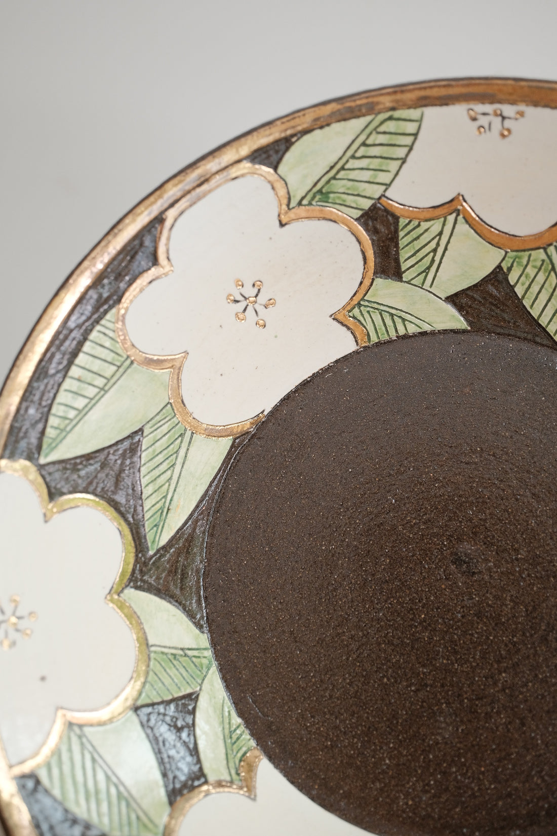 Cool Banana Black Pottery with Gold Detailing Round Deep Plate