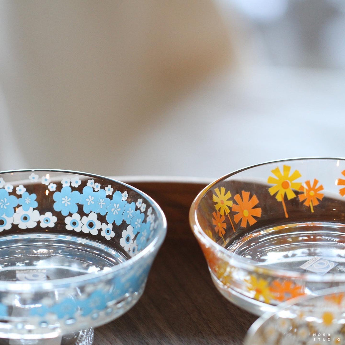 Aderai Glass Retro Pedestal Shallow Dessert Bowl - Orange Daisy