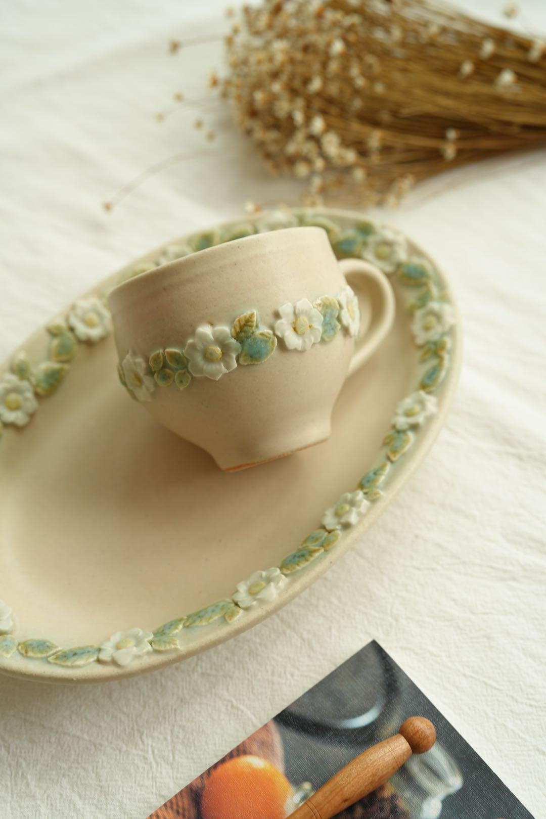 谷口なづみ Flower Embossed Ceramic Mug
