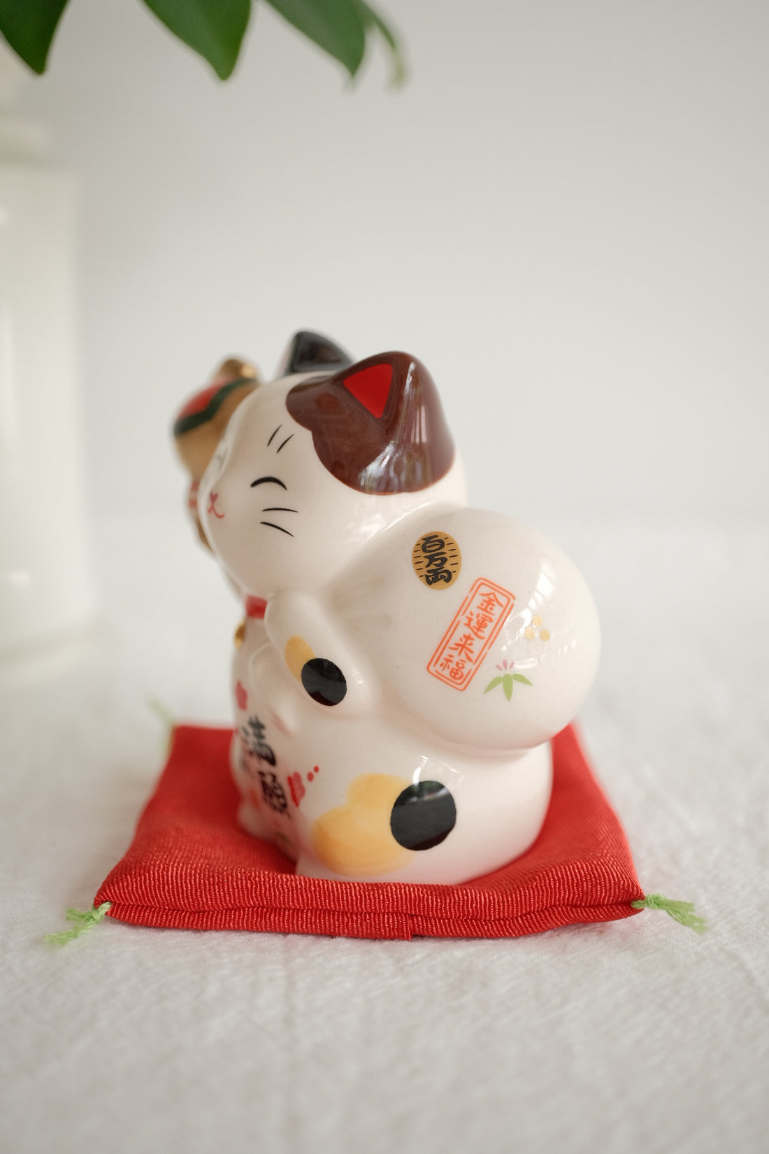 薬師窯 Maneki Neko Lucky Cat Ornament - Fortune Bag