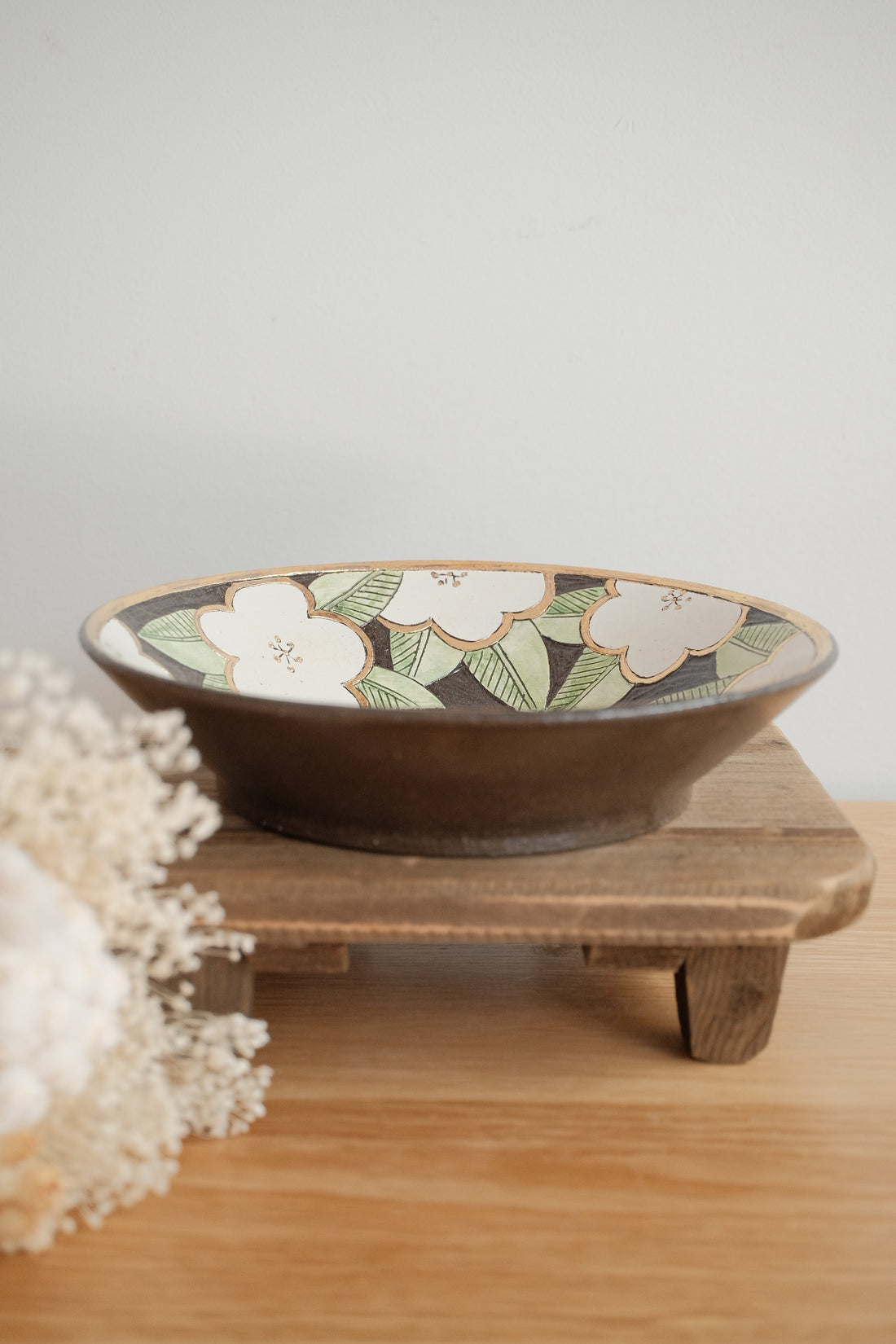 Cool Banana Black Pottery with Gold Detailing Round Deep Plate