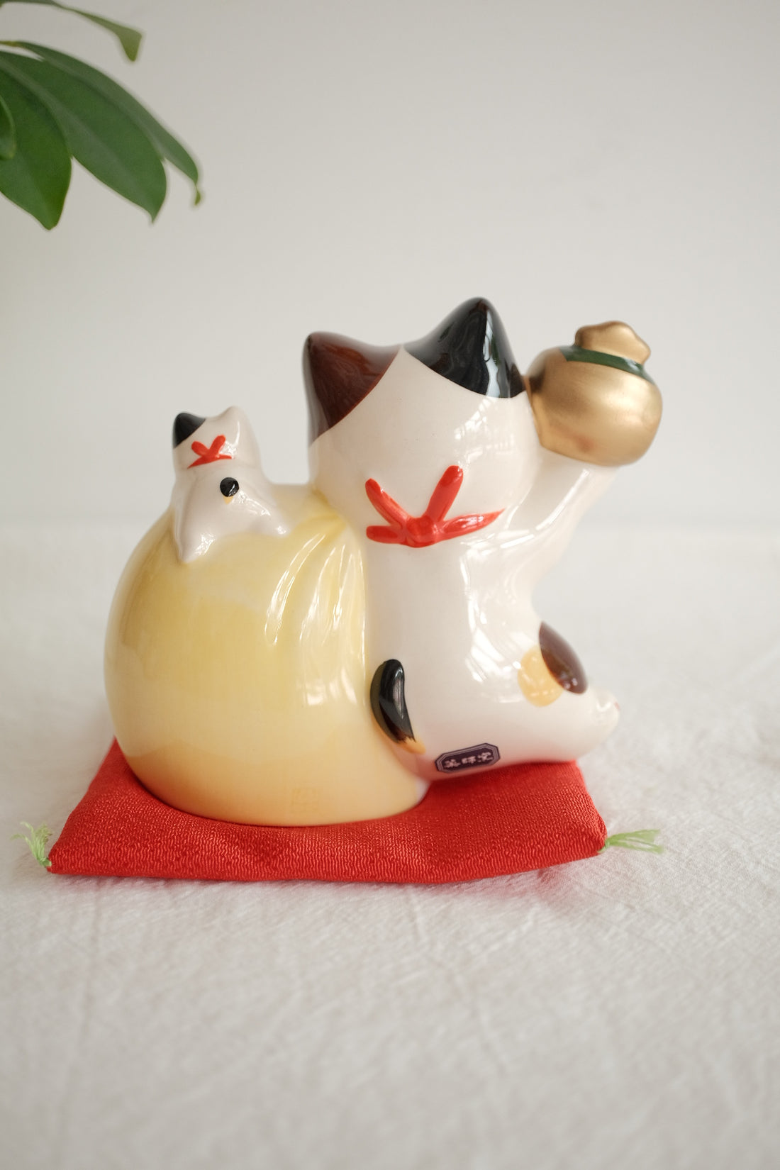 薬師窯 Maneki Neko Lucky Cat Ornament - Fortune Bag